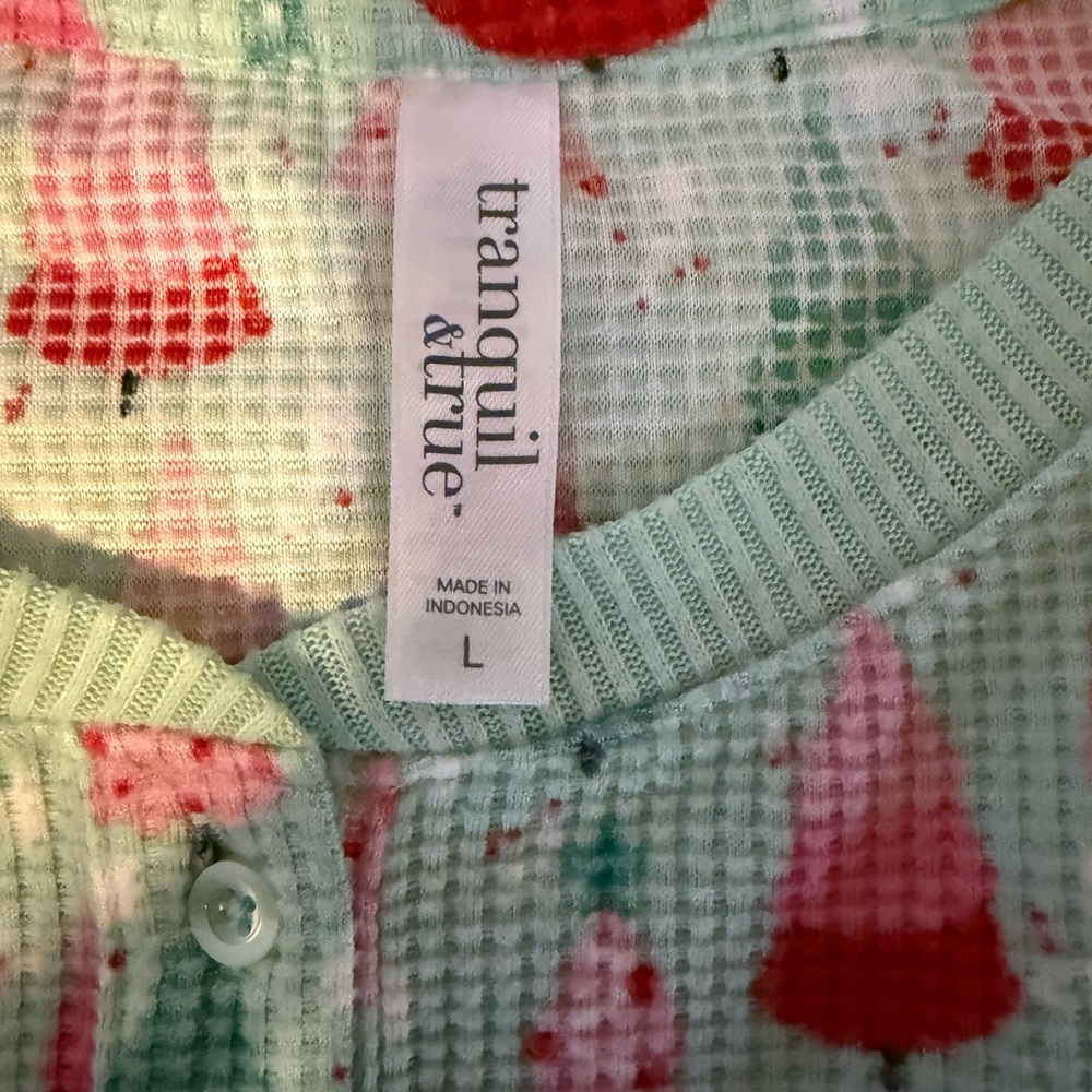 Women's Festive Tree Pattern Pajama Set - Picture 3 of 10